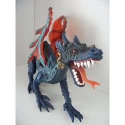 Leuk plastic figuur in de vorm van een blauwe draak (foto's)