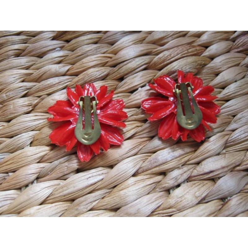 Vrolijke rode vintage oorclips rode bloem