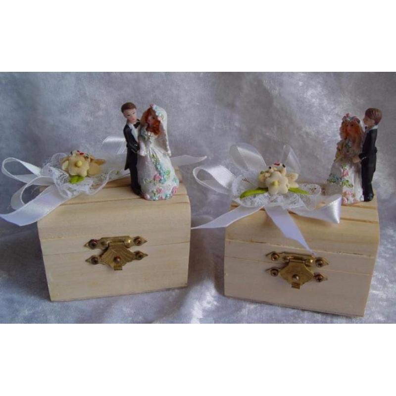 houten kistje , met bruidspaartje, huwelijks bedankjes