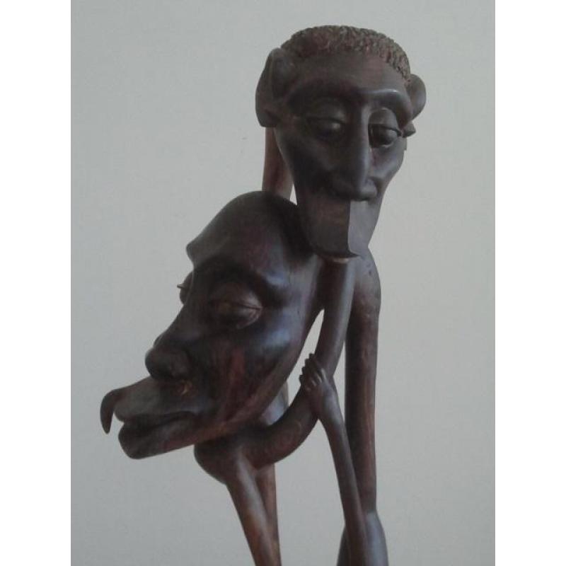 Een afrikaans snijwerk van twee figuren