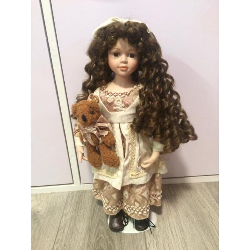 Porseleinen pop met bruin krullend haar