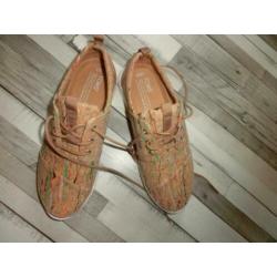 Toms nieuwe gympen , onpaar, links 37,5 rechts 37.