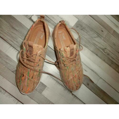 Toms nieuwe gympen , onpaar, links 37,5 rechts 37.