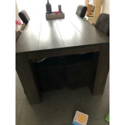 Dressoir, eettafel en salontafel