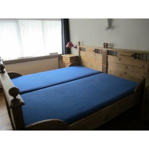 Twee persoonsbed met nachtkastjes