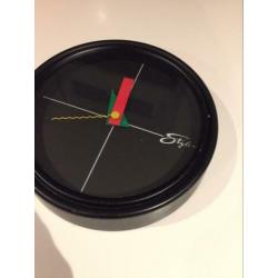 In Memphis stijl vintage Junghans rood groen geel wandklok
