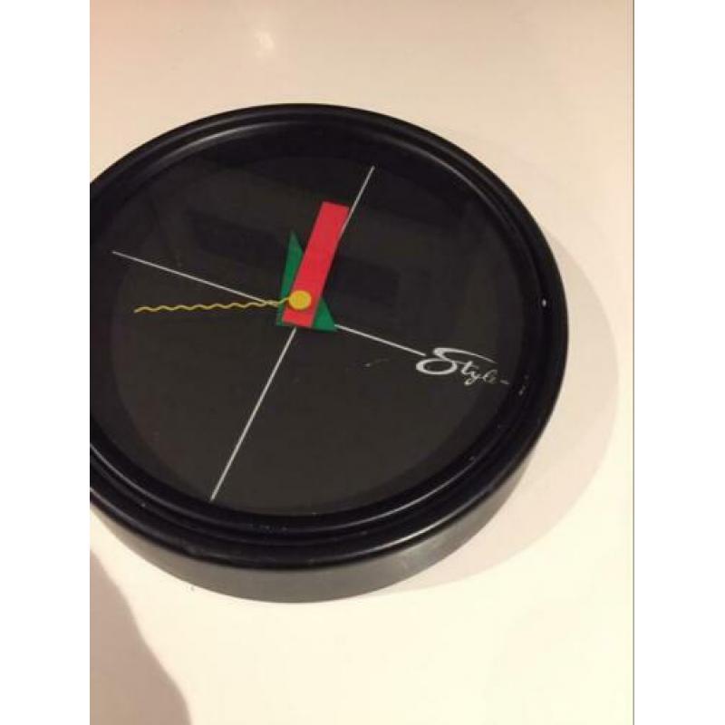 In Memphis stijl vintage Junghans rood groen geel wandklok