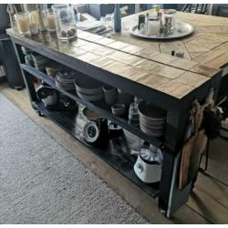??Keukeneiland met gouden zelliges tegels site table