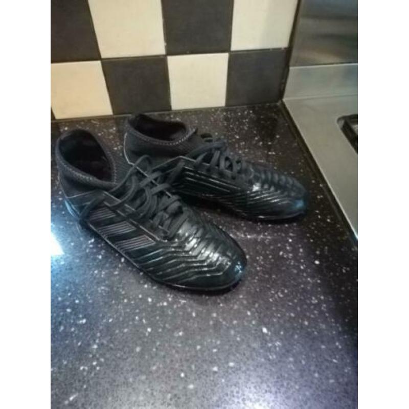 Adidas kunstgras maat 38 2/3. Alleen ophalen