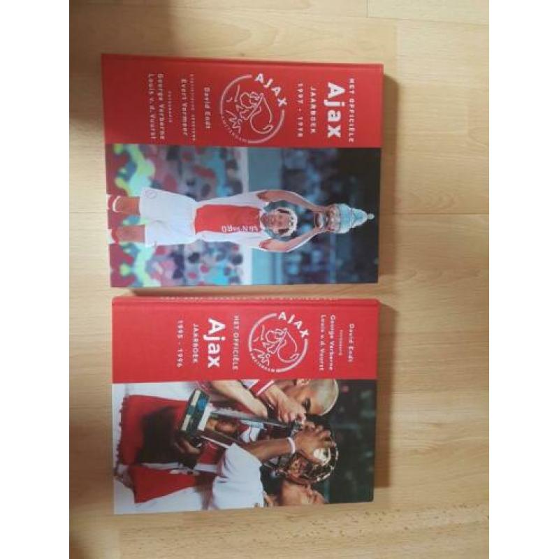 Te koop voetbalboeken. Verzamel albums enz.