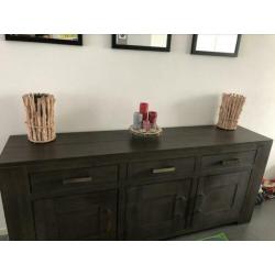 Dressoir, eettafel en salontafel