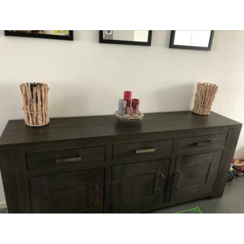 Dressoir, eettafel en salontafel