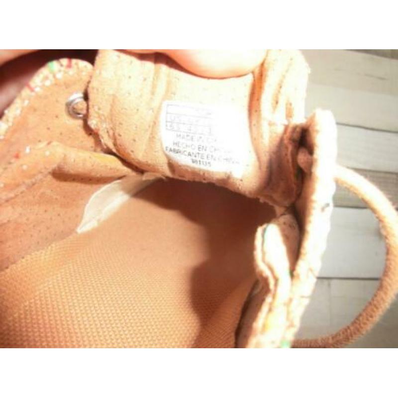 Toms nieuwe gympen , onpaar, links 37,5 rechts 37.