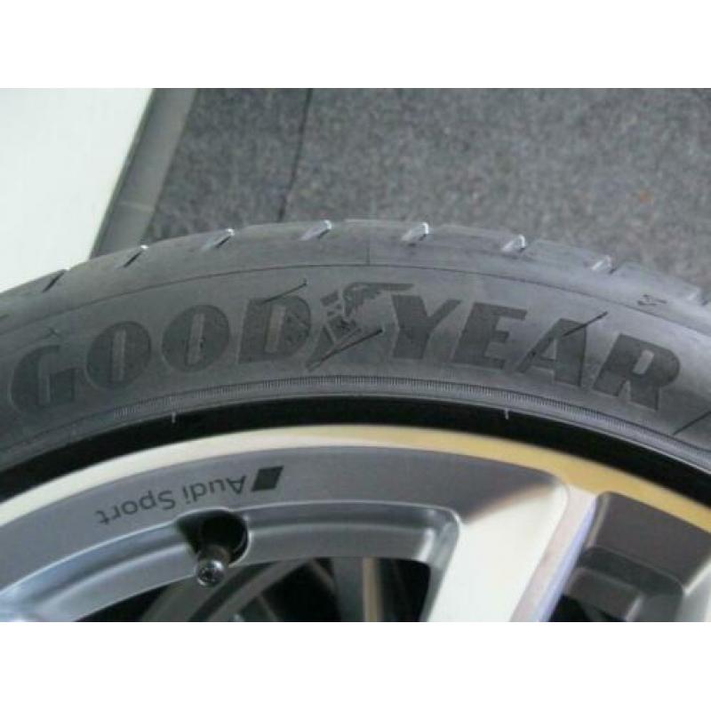 2 sets orig. Audi Sport A4 18 inch velgen 8W NIEUW S line
