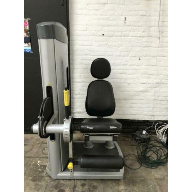 Leg extension machine
