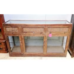 Antieke vitrine toonbank