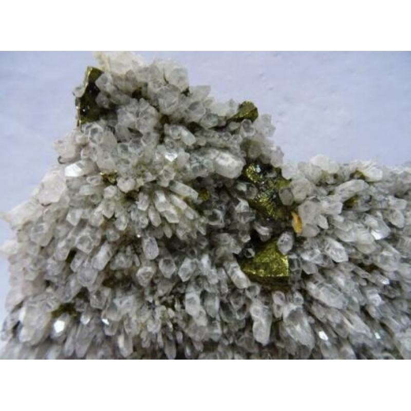 Bergkristal met pyriet en calciet