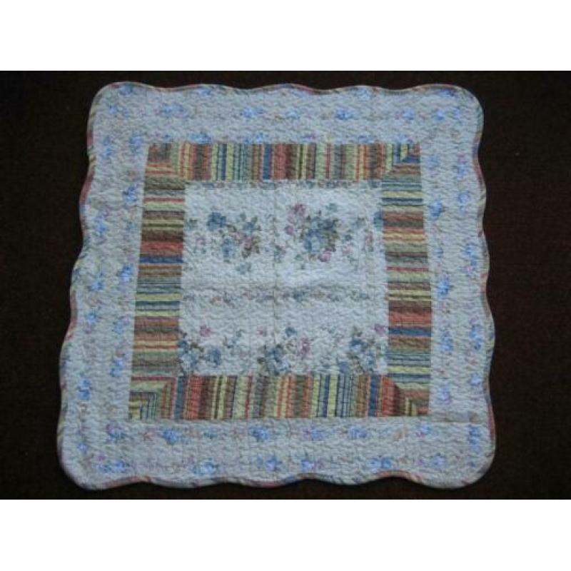 Nieuw,mooie quilt met bloemen voor bank of tafeloper. 2