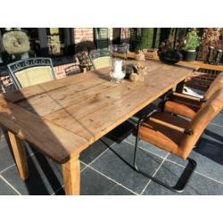 Grote oude tafel in teakhout.