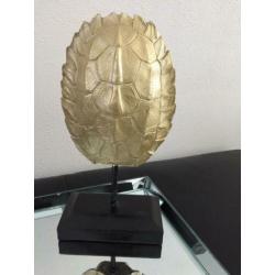 Schildpad schild op statief eric kuster style goudkleurig
