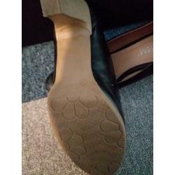 Zwarte en blauwe pumps maat 39