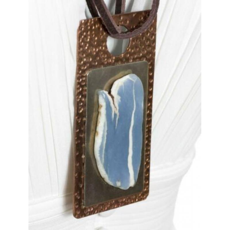 Blauwe Angeliet edelsteen hanger aan leren koord - handmade