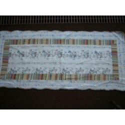 Nieuw,mooie quilt met bloemen voor bank of tafeloper. 2