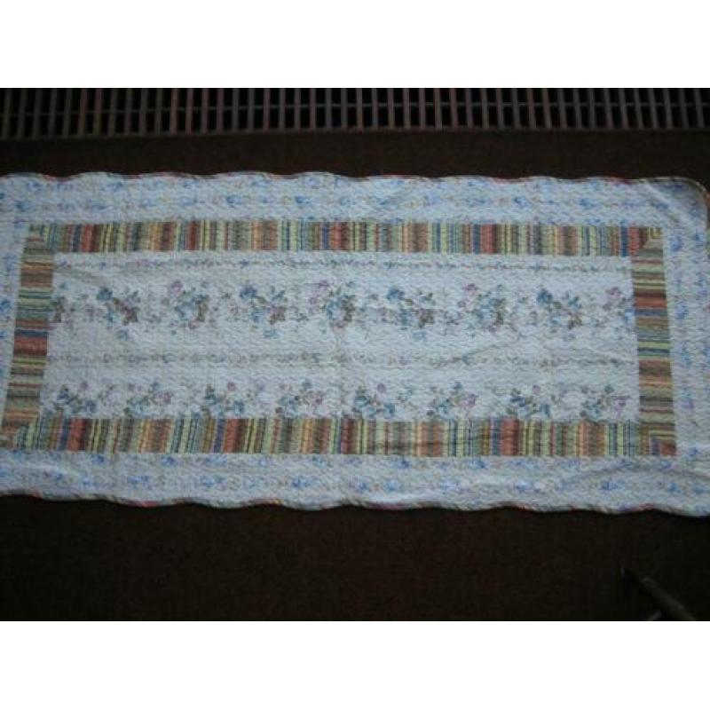 Nieuw,mooie quilt met bloemen voor bank of tafeloper. 2