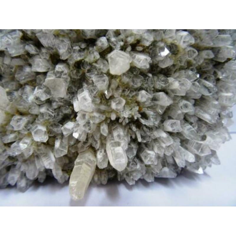 Bergkristal met pyriet en calciet