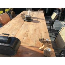 Grote oude tafel in teakhout.