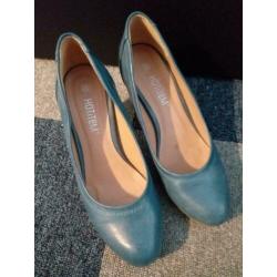 Zwarte en blauwe pumps maat 39