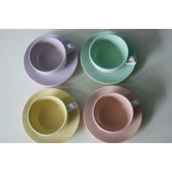 set pastelkleurige kop en schotels (4x)