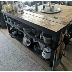 ??Keukeneiland met gouden zelliges tegels site table