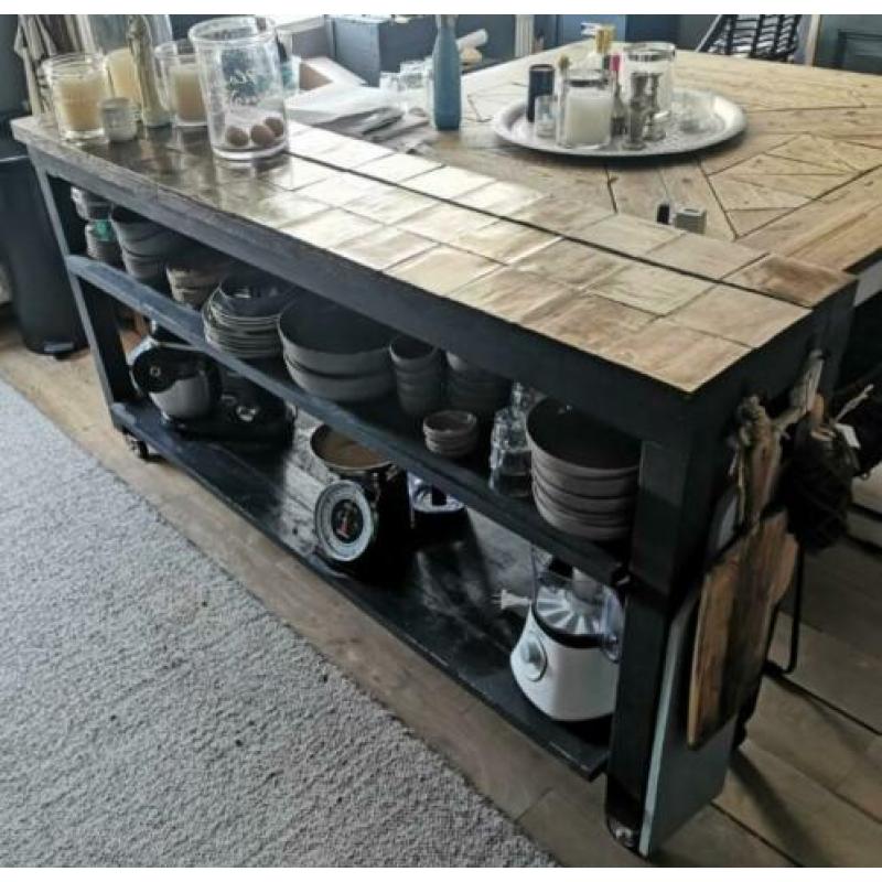 ??Keukeneiland met gouden zelliges tegels site table
