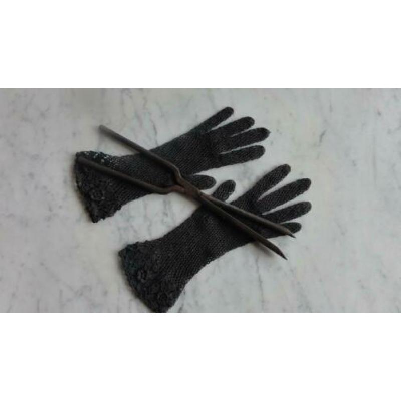 Oude ijzeren handschoenentang of krulletjestang