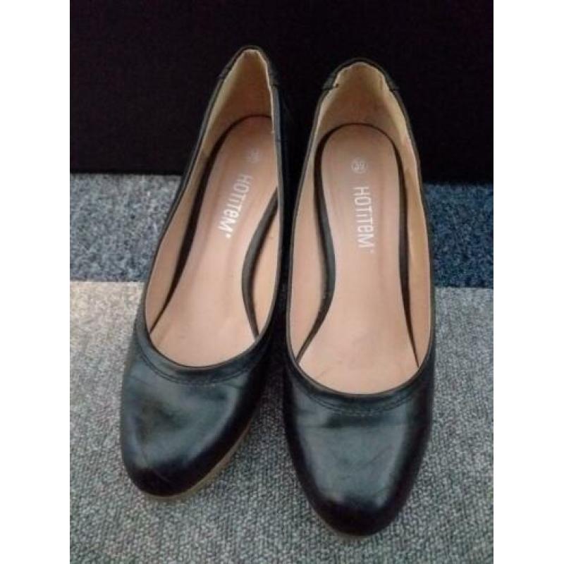 Zwarte en blauwe pumps maat 39