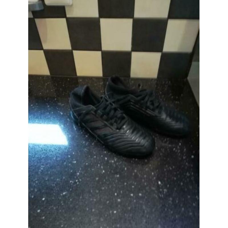 Adidas kunstgras maat 38 2/3. Alleen ophalen