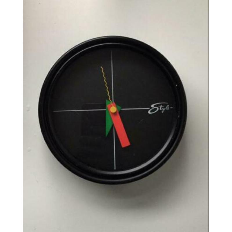 In Memphis stijl vintage Junghans rood groen geel wandklok