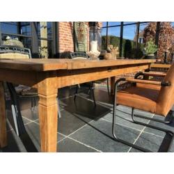 Grote oude tafel in teakhout.