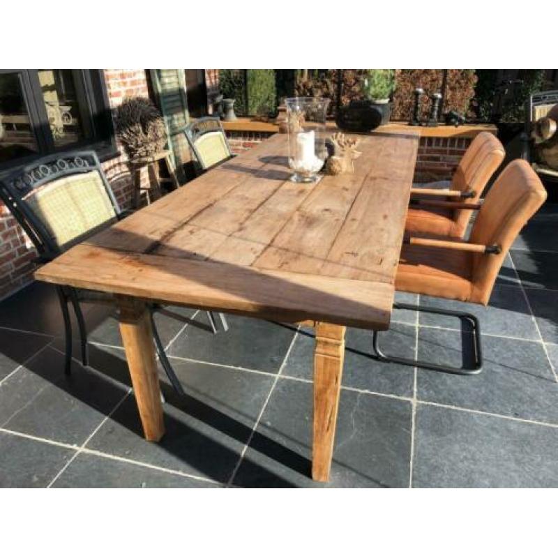 Grote oude tafel in teakhout.