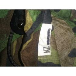 Goed gevulde camouflage tas