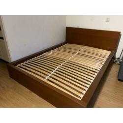 Bed met lattenbodem en nachtkastje van de IKEA (140 cm)