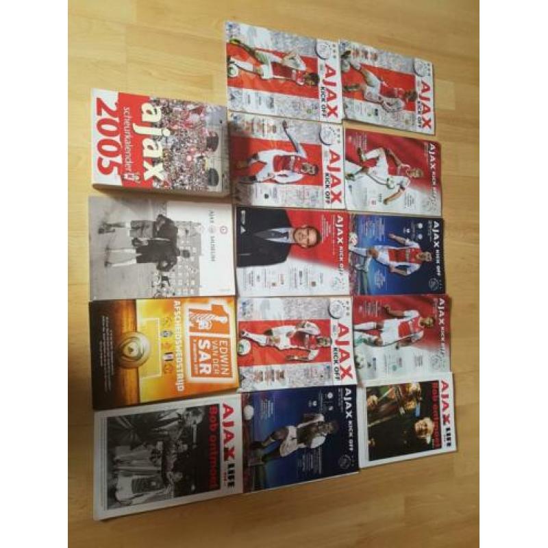 Te koop voetbalboeken. Verzamel albums enz.