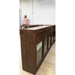 Antieke vitrine toonbank