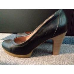 Zwarte en blauwe pumps maat 39