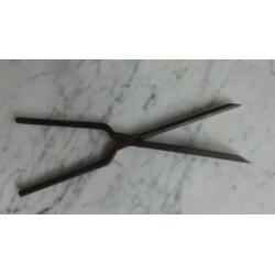 Oude ijzeren handschoenentang of krulletjestang