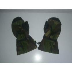 Goed gevulde camouflage tas