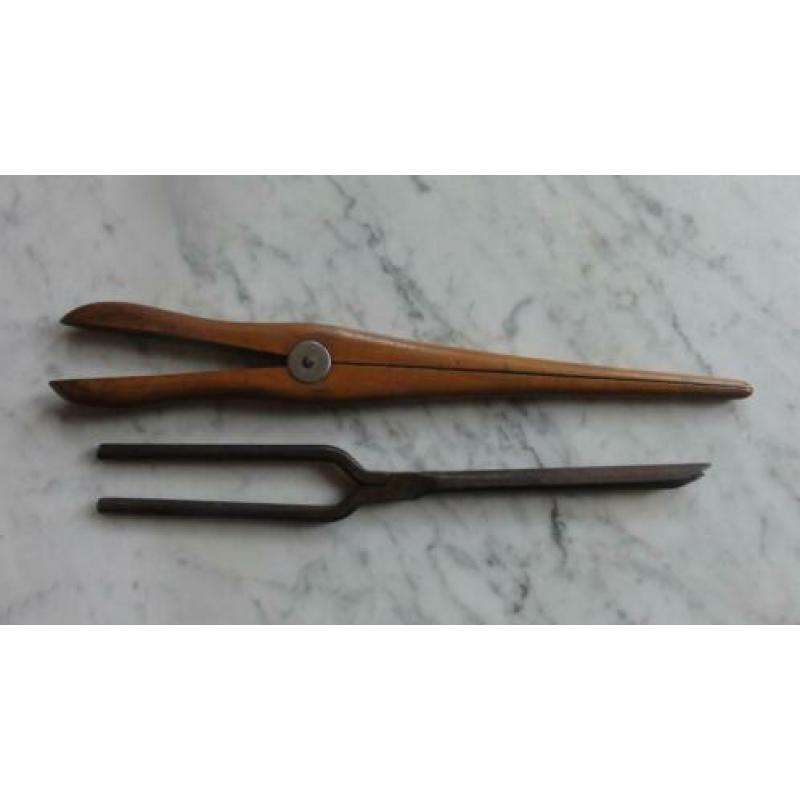 Oude ijzeren handschoenentang of krulletjestang