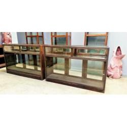 Antieke vitrine toonbank