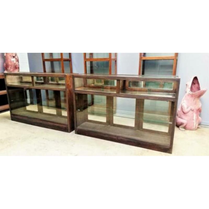 Antieke vitrine toonbank